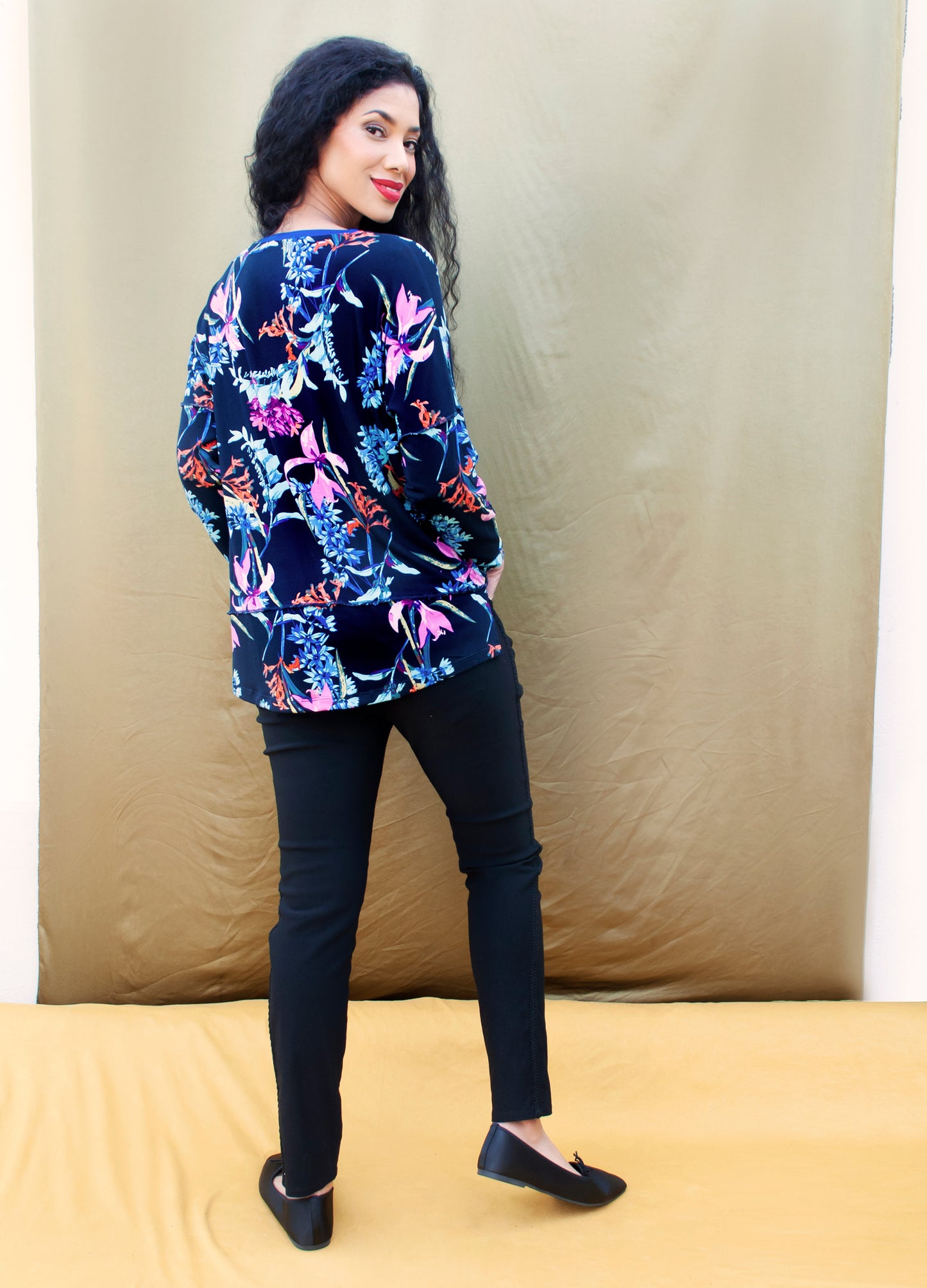 Claire pullover in navy Moonflower print