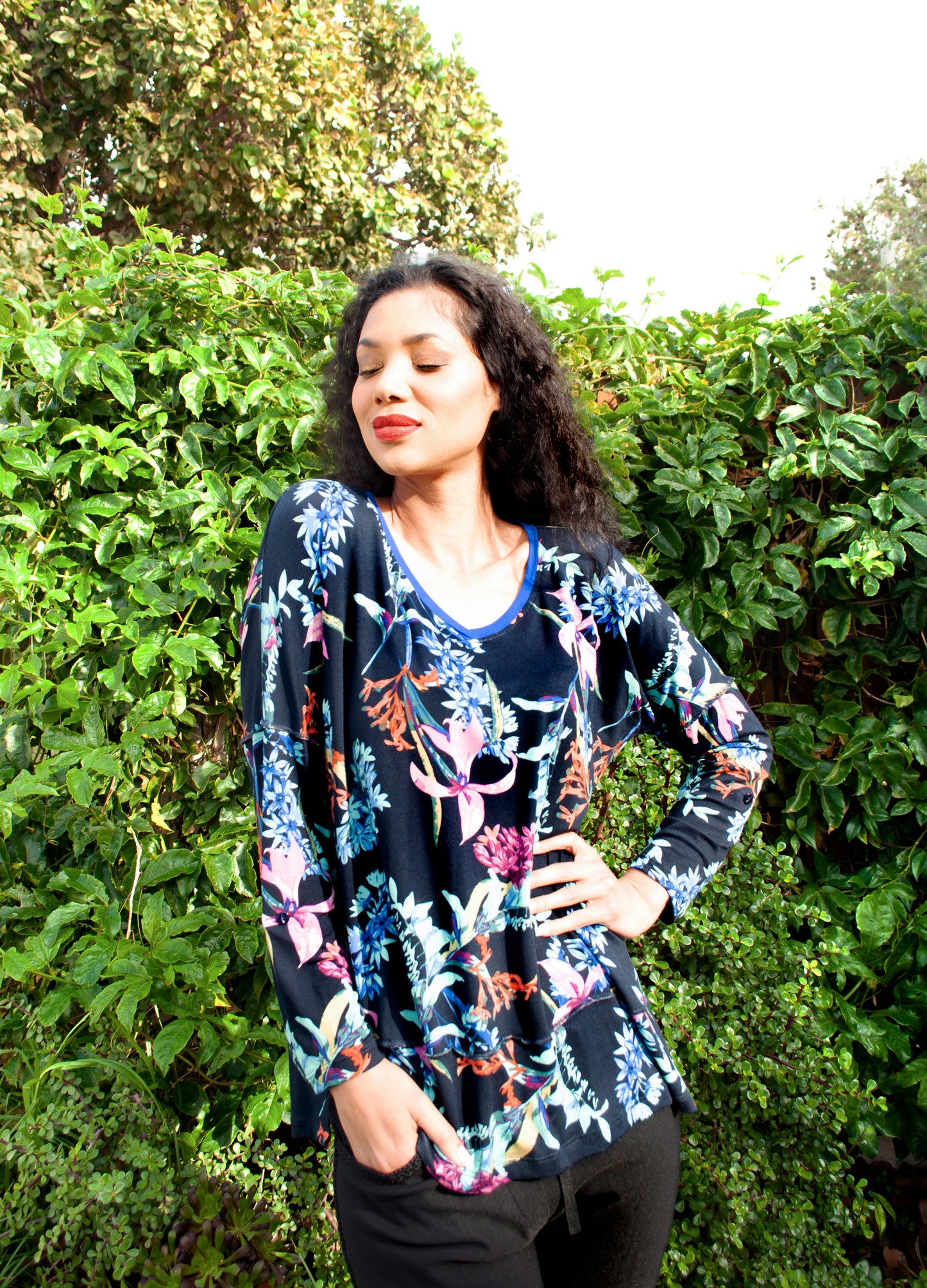 Claire pullover in navy Moonflower print