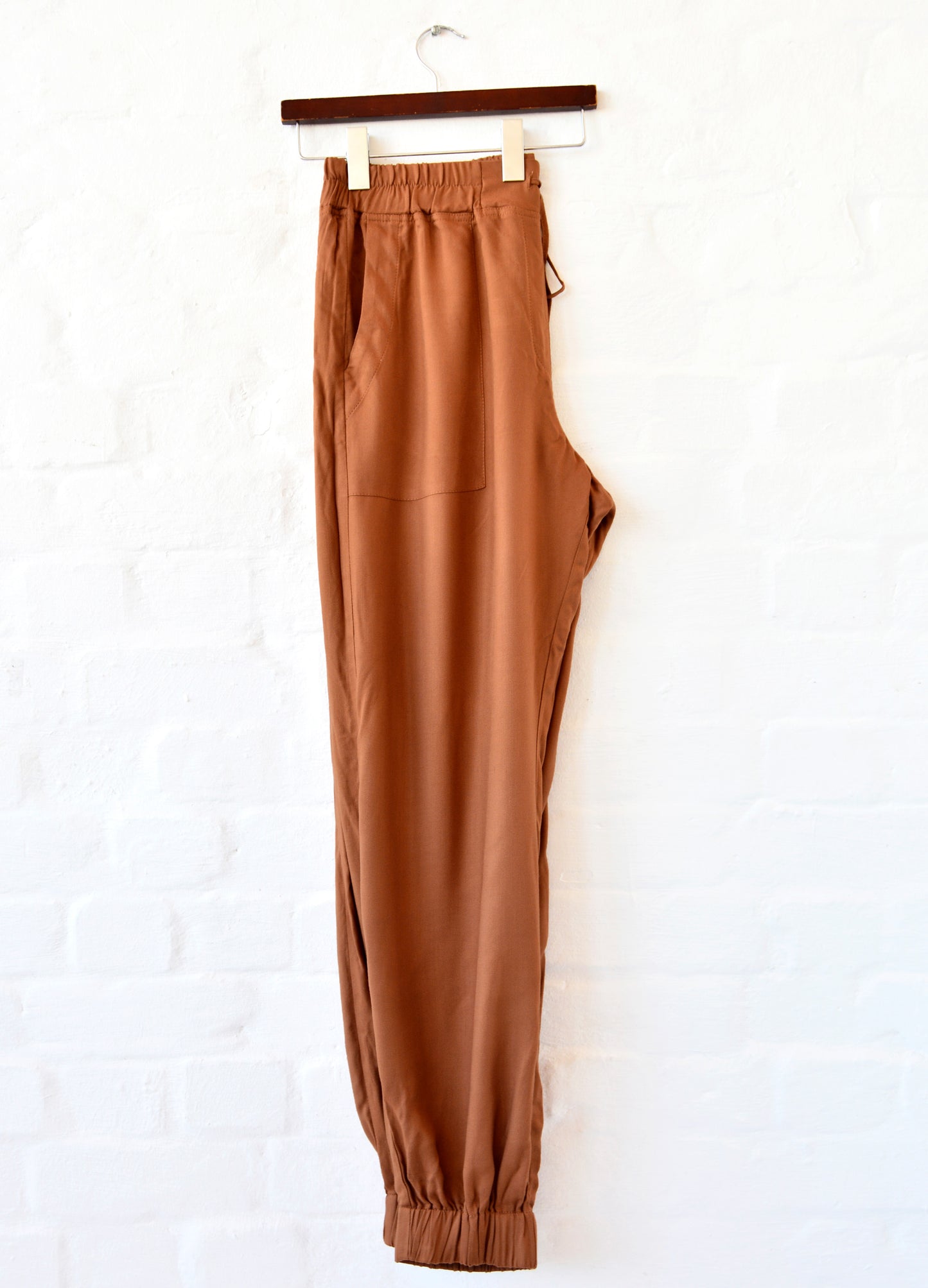Marcella Jogger in caramel SIZE 36 LEFT
