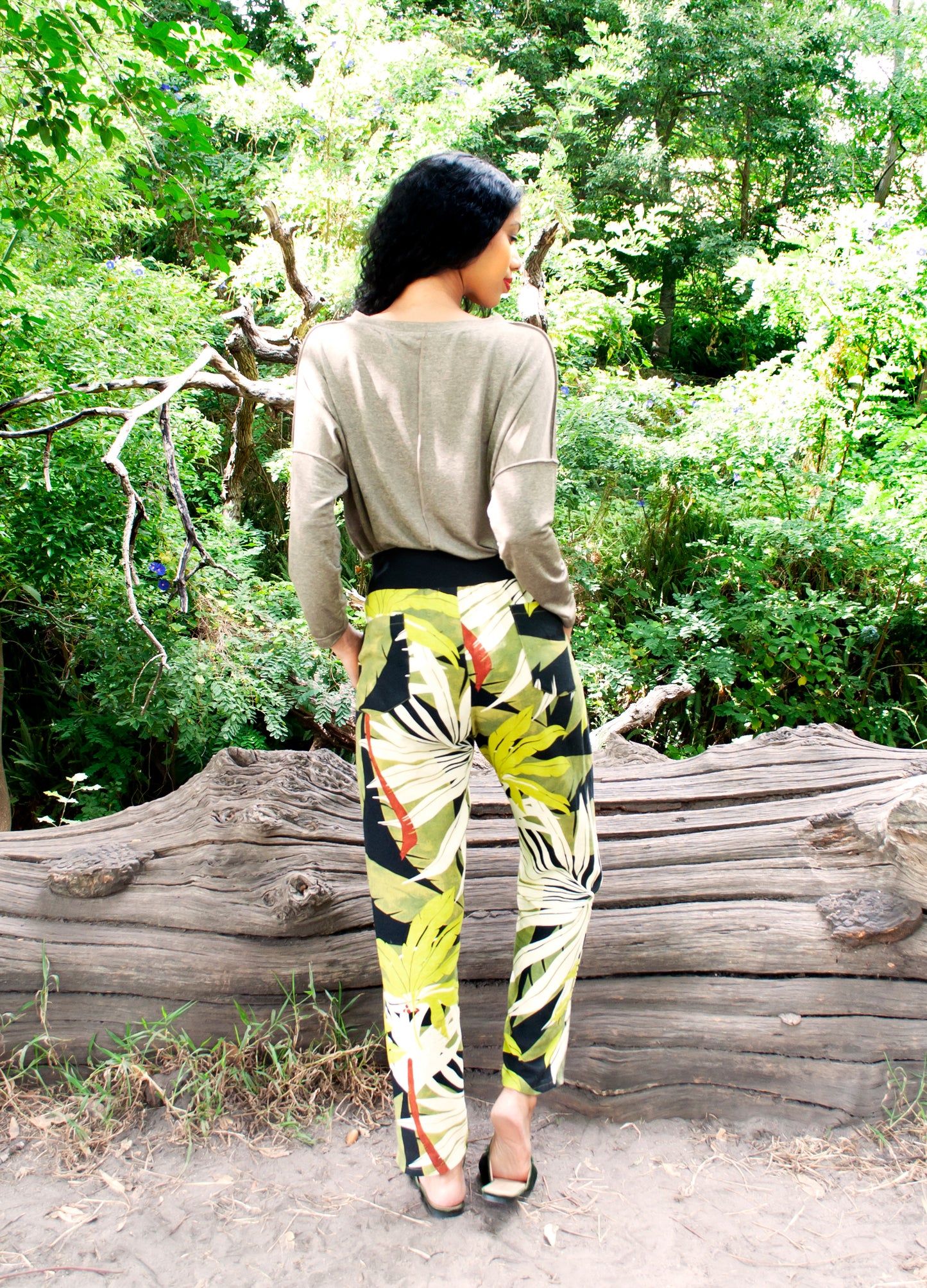 River jogger in black Amazon print size 32