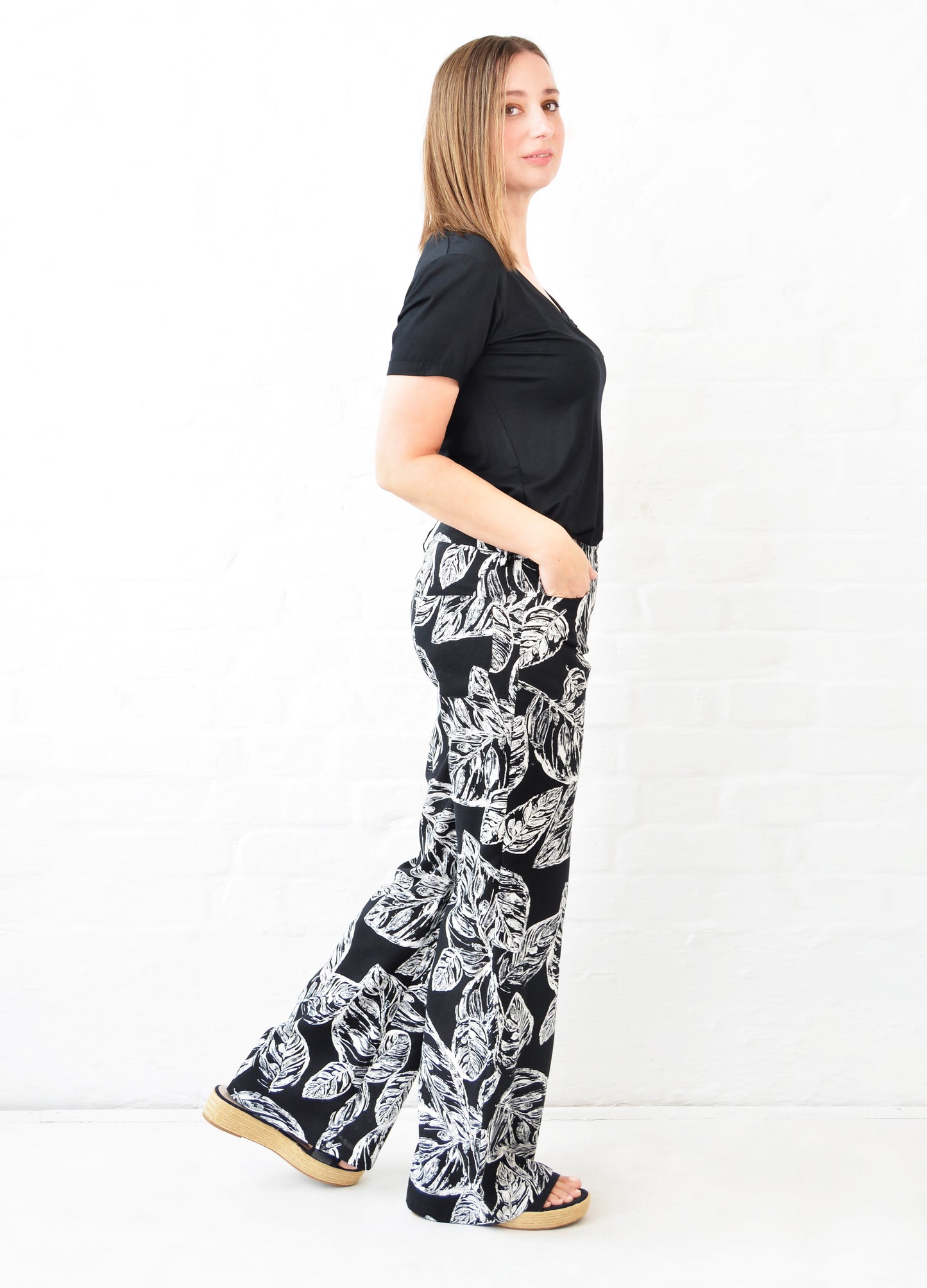 Savannah wide-leg trousers in black Linnea print