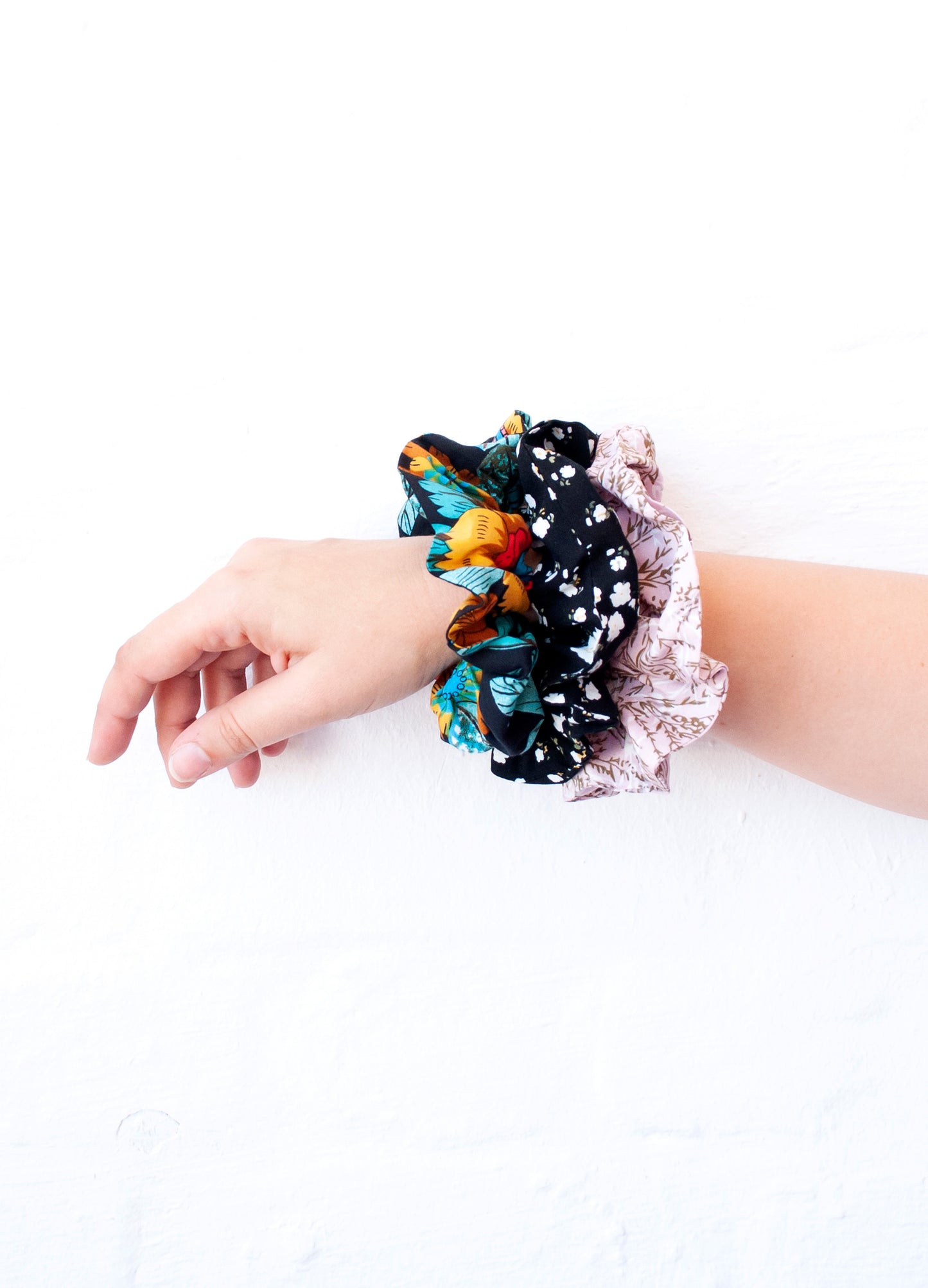 Alice scrunchie in black Baba print